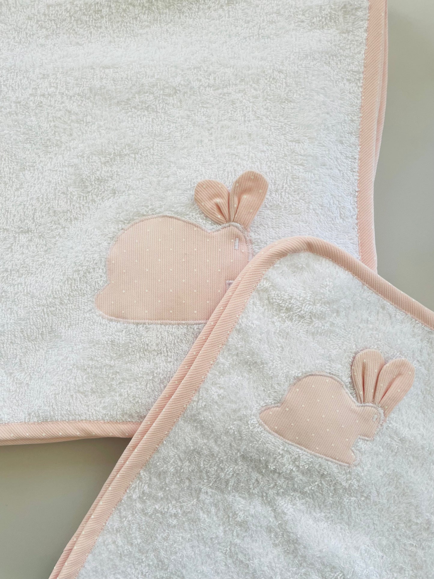 CONJUNTO CAPUCHA + TOALLA MUDADOR PUNTOS ROSA
