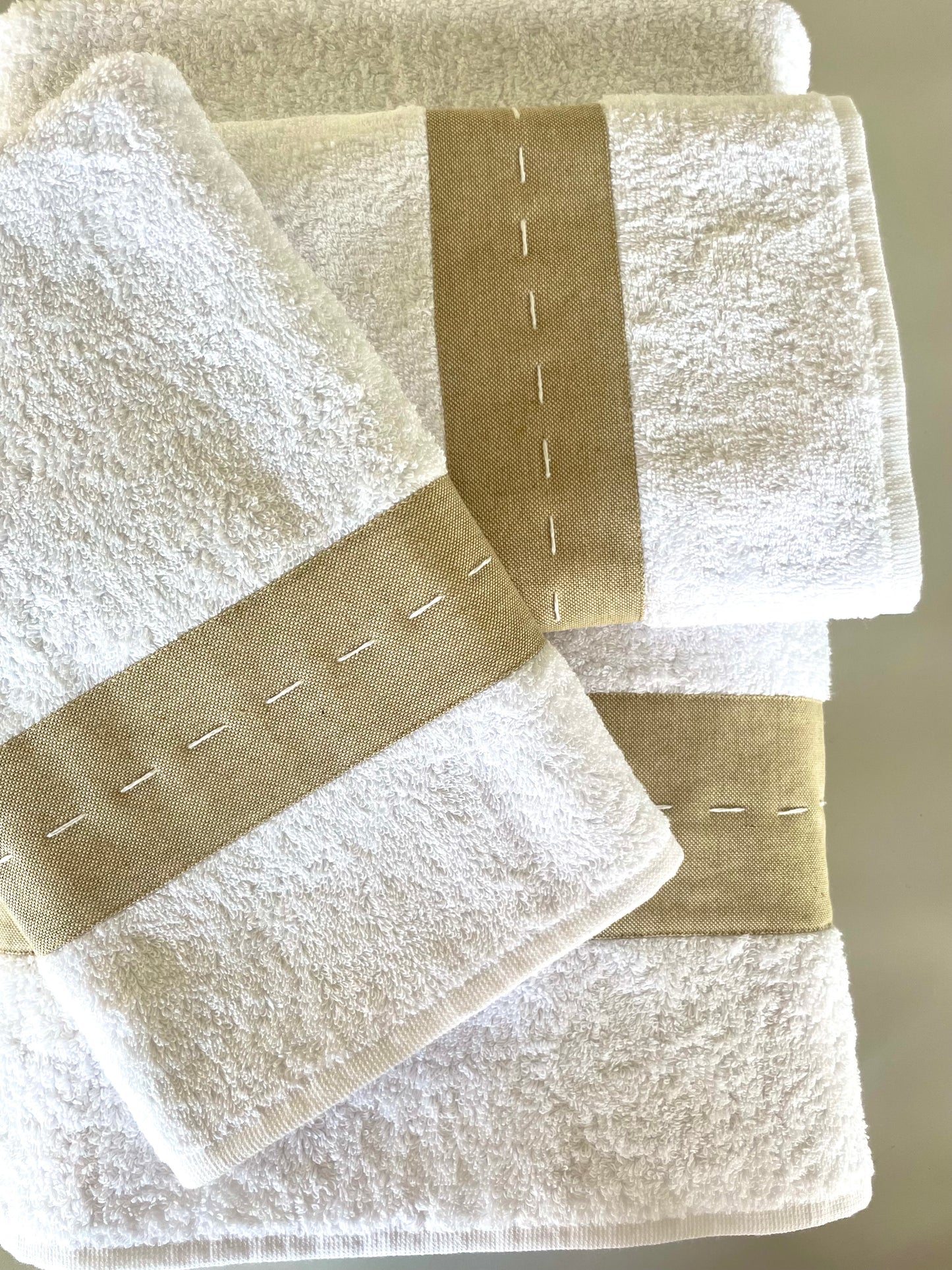 JUEGO DE TOALLAS PESPUNTE A MANO BEIGE