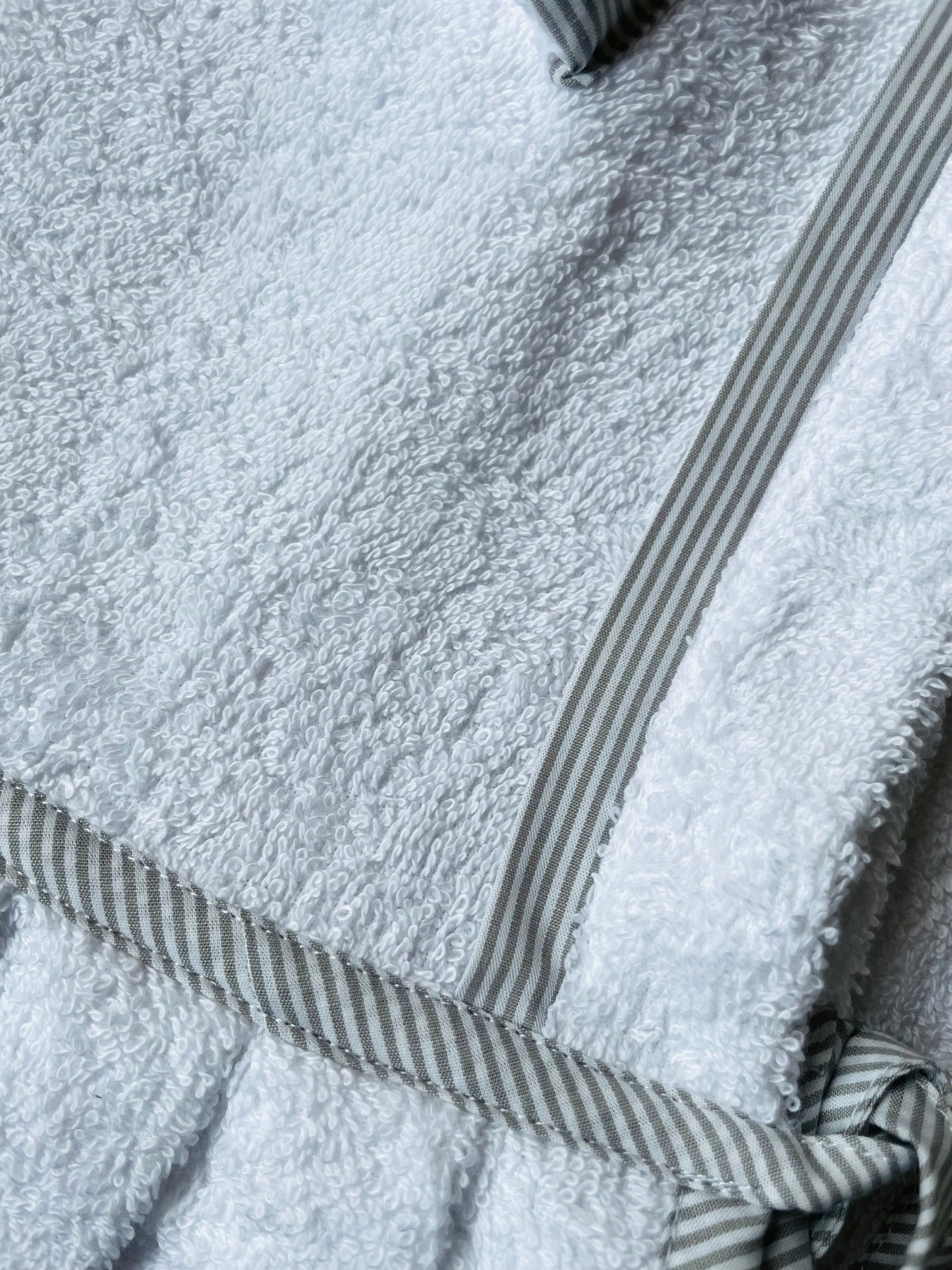 TOALLA OREJAS RAYAS GRIS