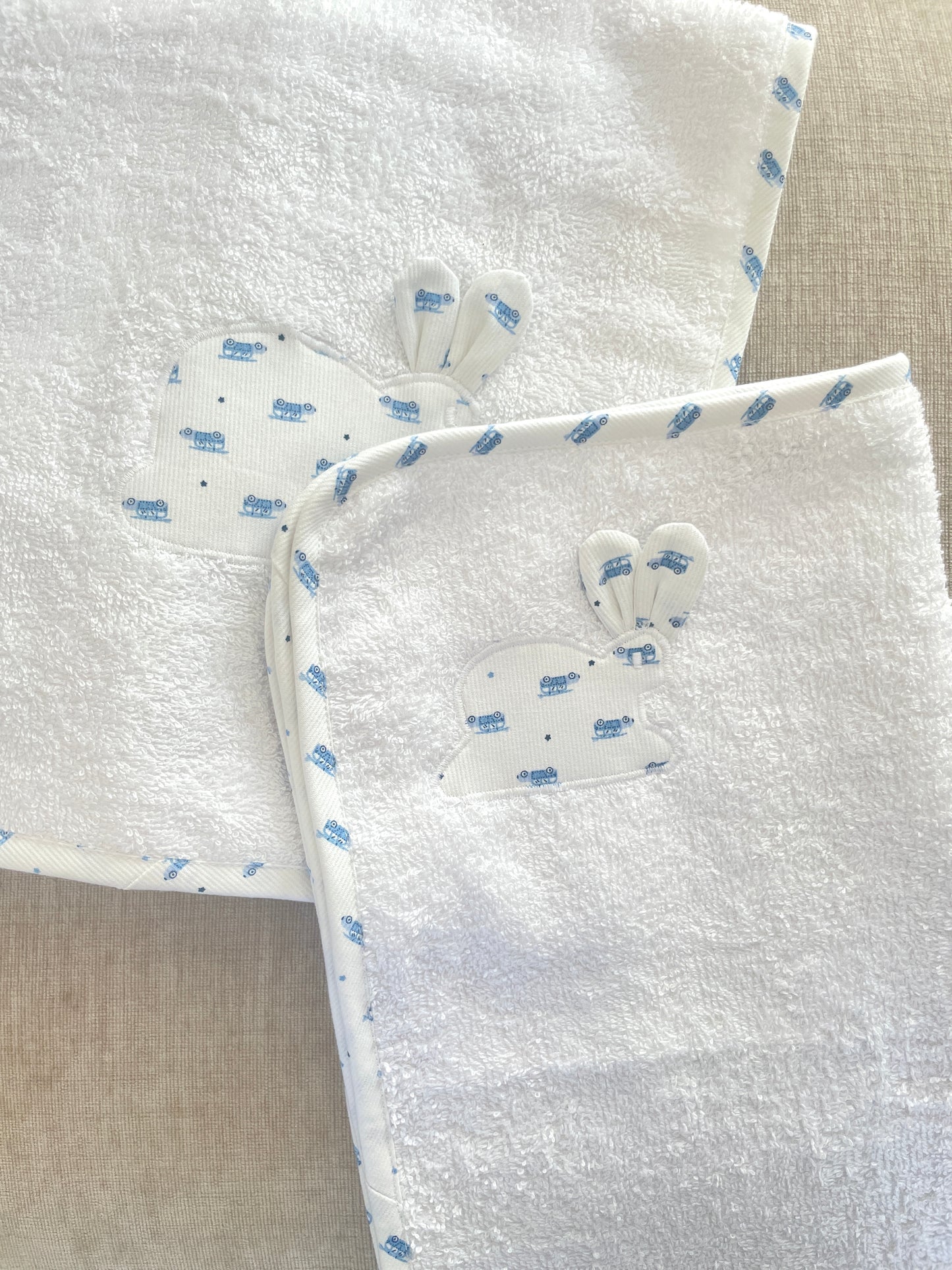 CONJUNTO CAPUCHA + TOALLA MUDADOR AUTITOS