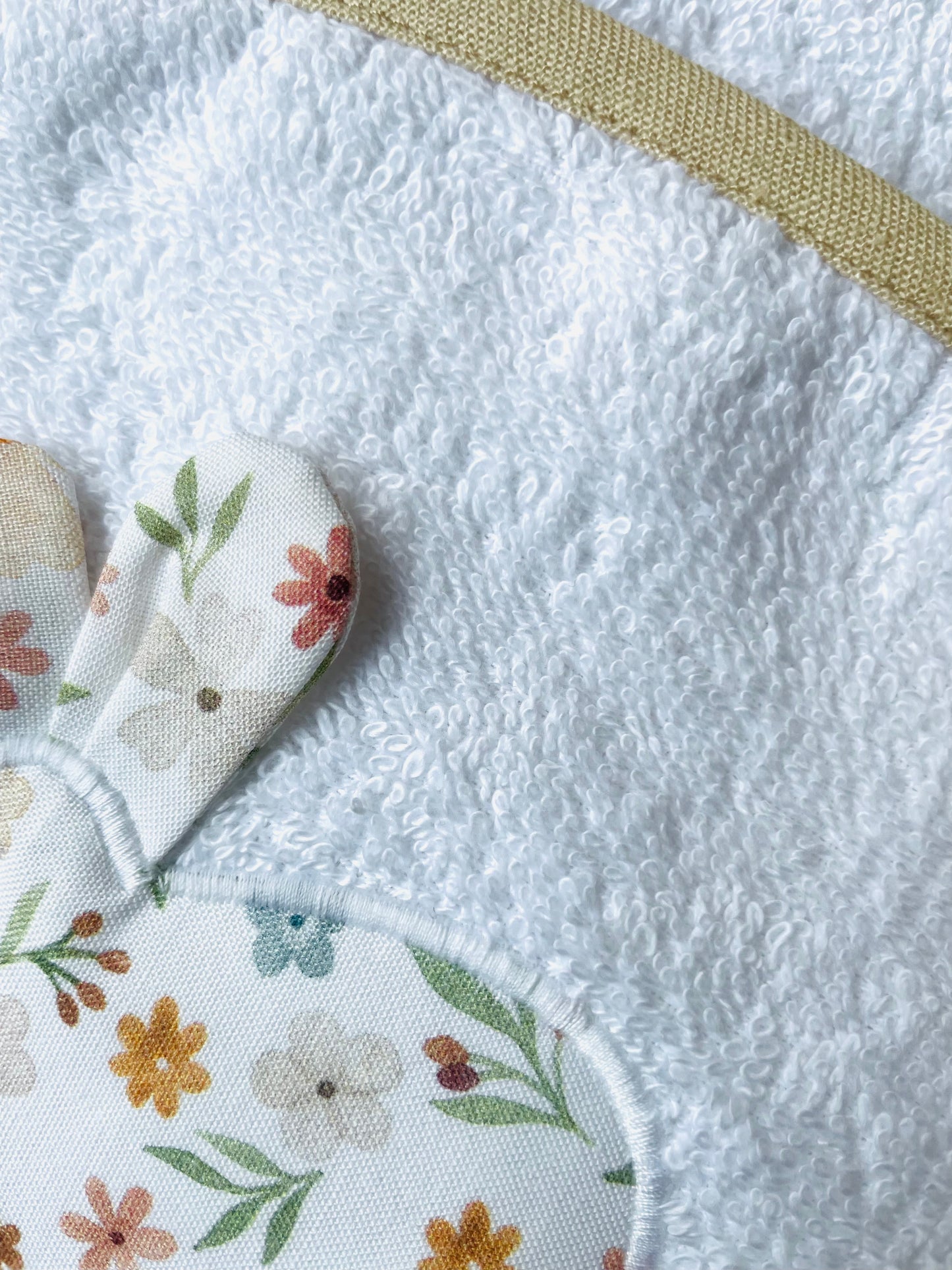 CONJUNTO CAPUCHA + TOALLA MUDADOR BEIGE FLOR