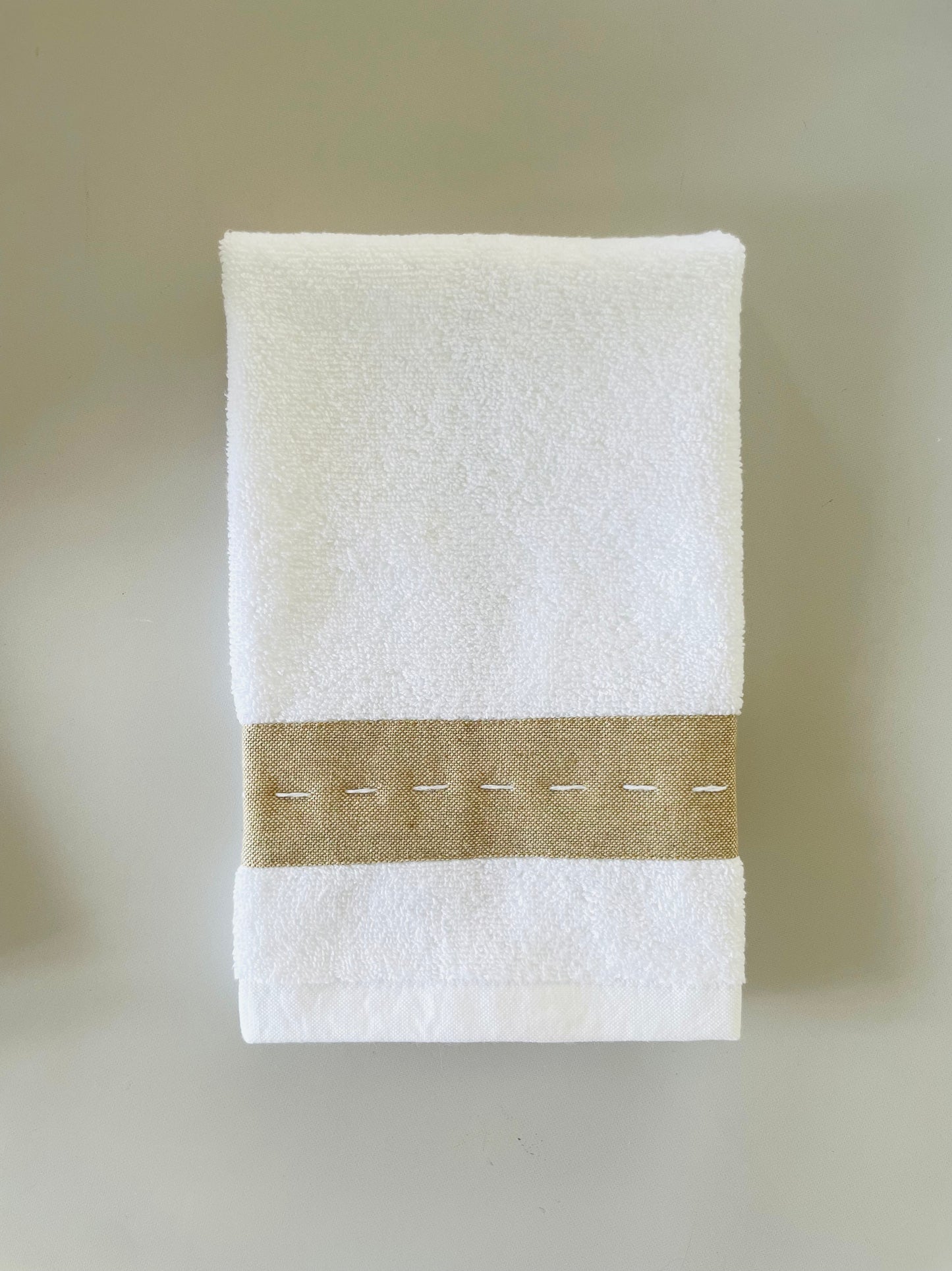 TOALLA VISITA PESPUNTE A MANO BEIGE