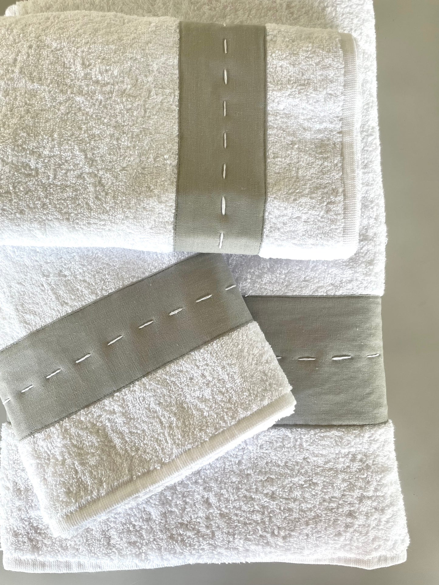 JUEGO DE TOALLAS PESPUNTE A MANO GRIS