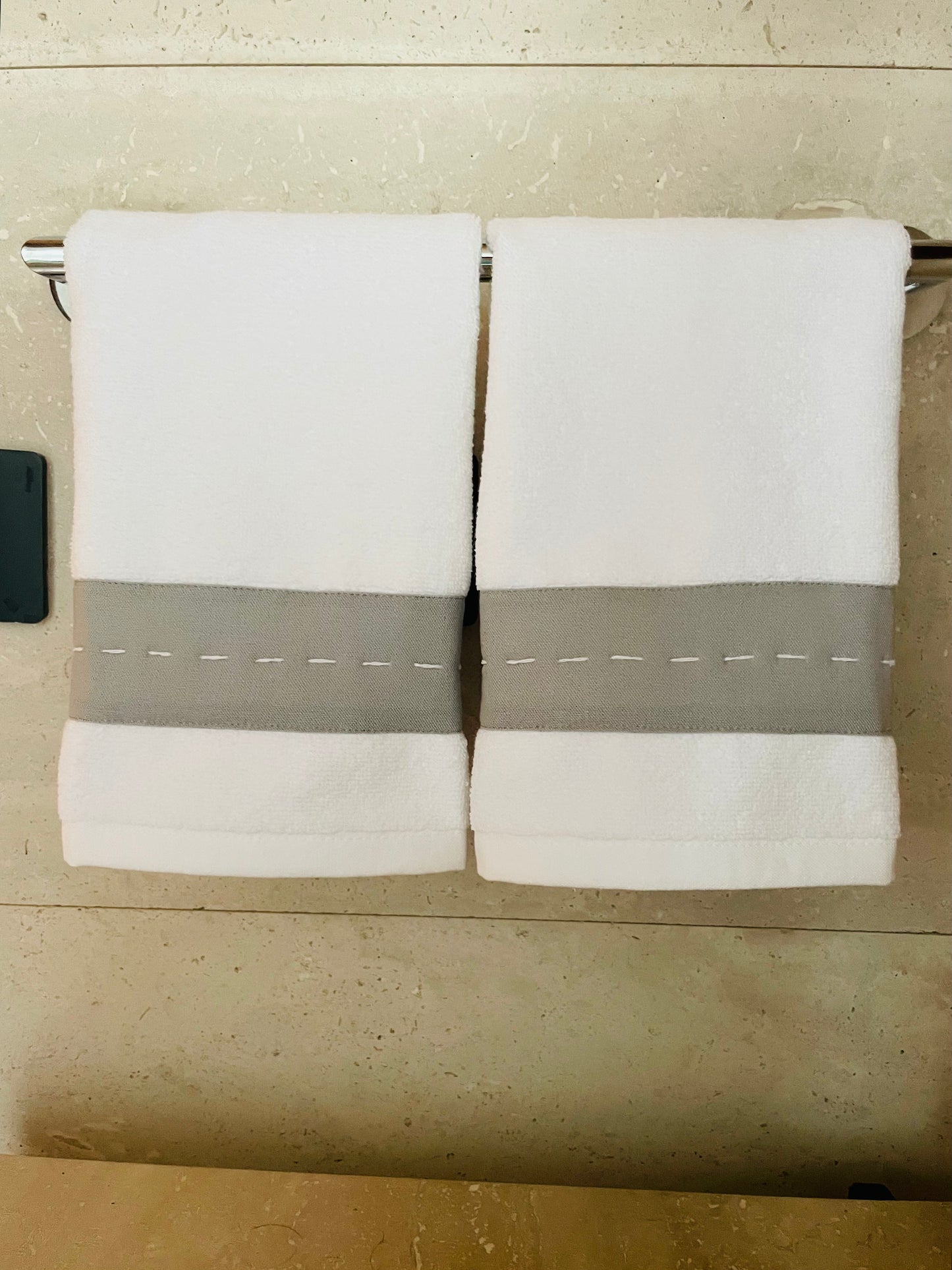 TOALLA VISITA PESPUNTE A MANO GRIS