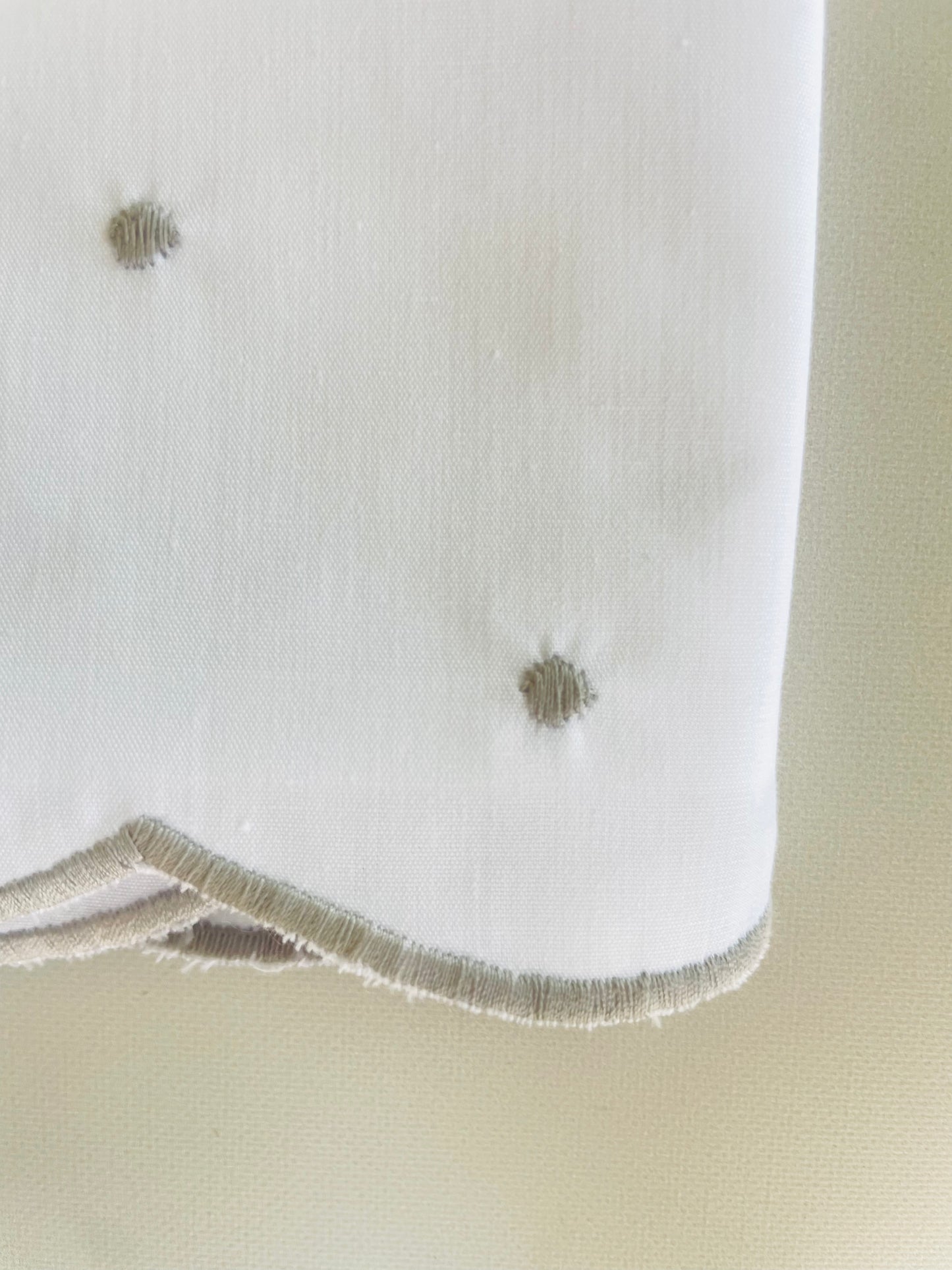 JUEGOS DE SÁBANAS PUNTOS BORDADOS GRIS