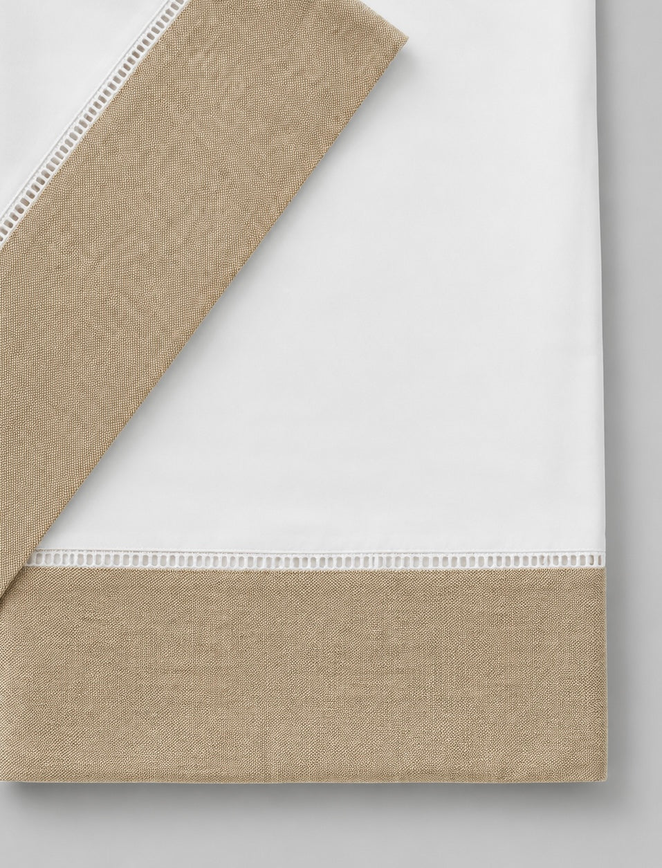 JUEGO DE SÁBANAS PUÑO BEIGE + DESHILADO