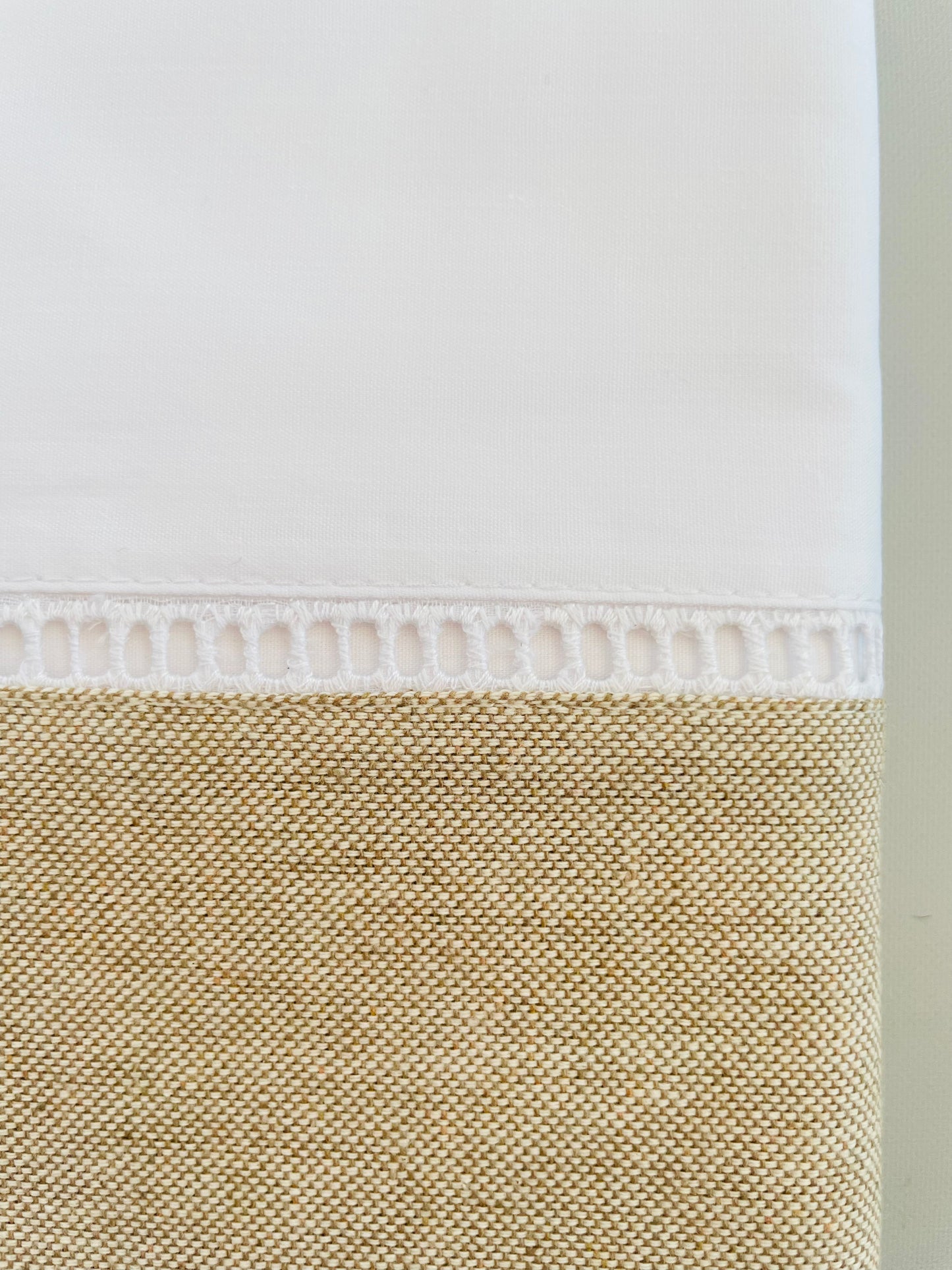 JUEGO DE SÁBANAS PUÑO BEIGE + DESHILADO