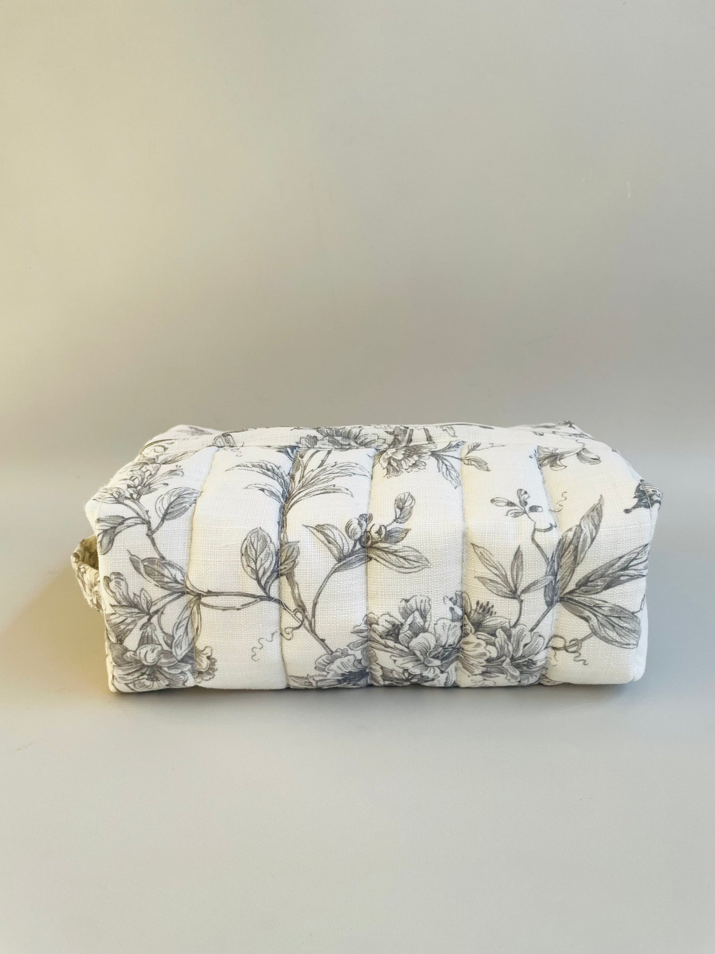 ESTUCHE-COSMETIQUERO FLOR GRIS