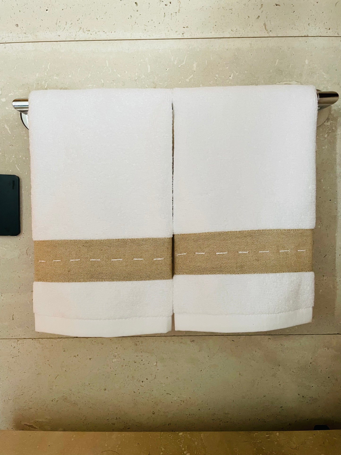 TOALLA VISITA PESPUNTE A MANO BEIGE
