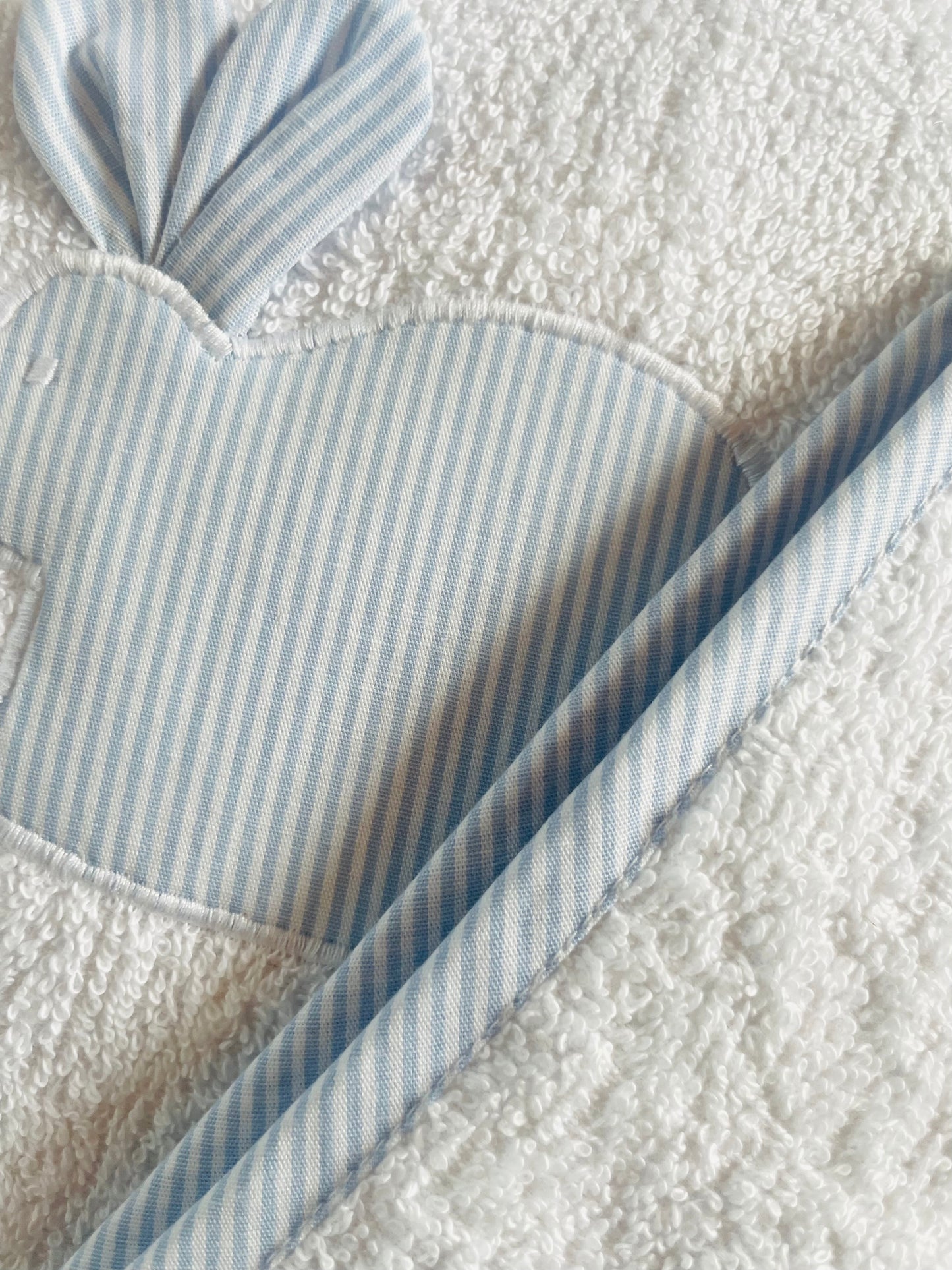 CONJUNTO CAPUCHA + TOALLA MUDADOR RAYAS CELESTE