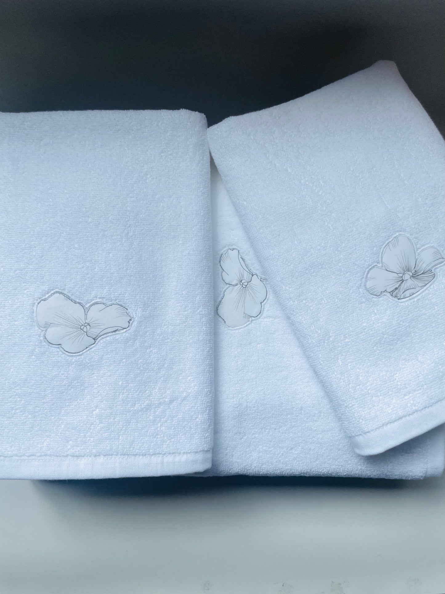 JUEGO DE TOALLAS FLOR GRIS