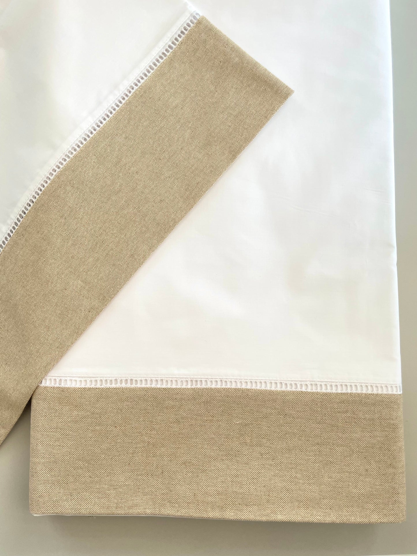 JUEGO DE SÁBANAS PUÑO BEIGE + DESHILADO