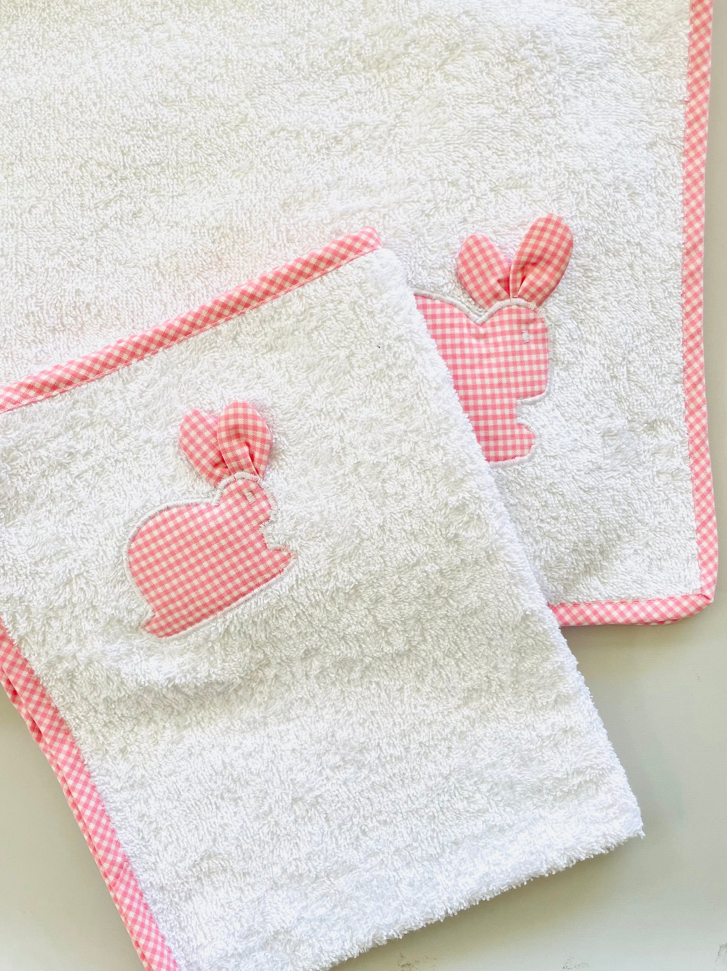 CONJUNTO CAPUCHA + TOALLA MUDADOR CUADRITOS ROSA