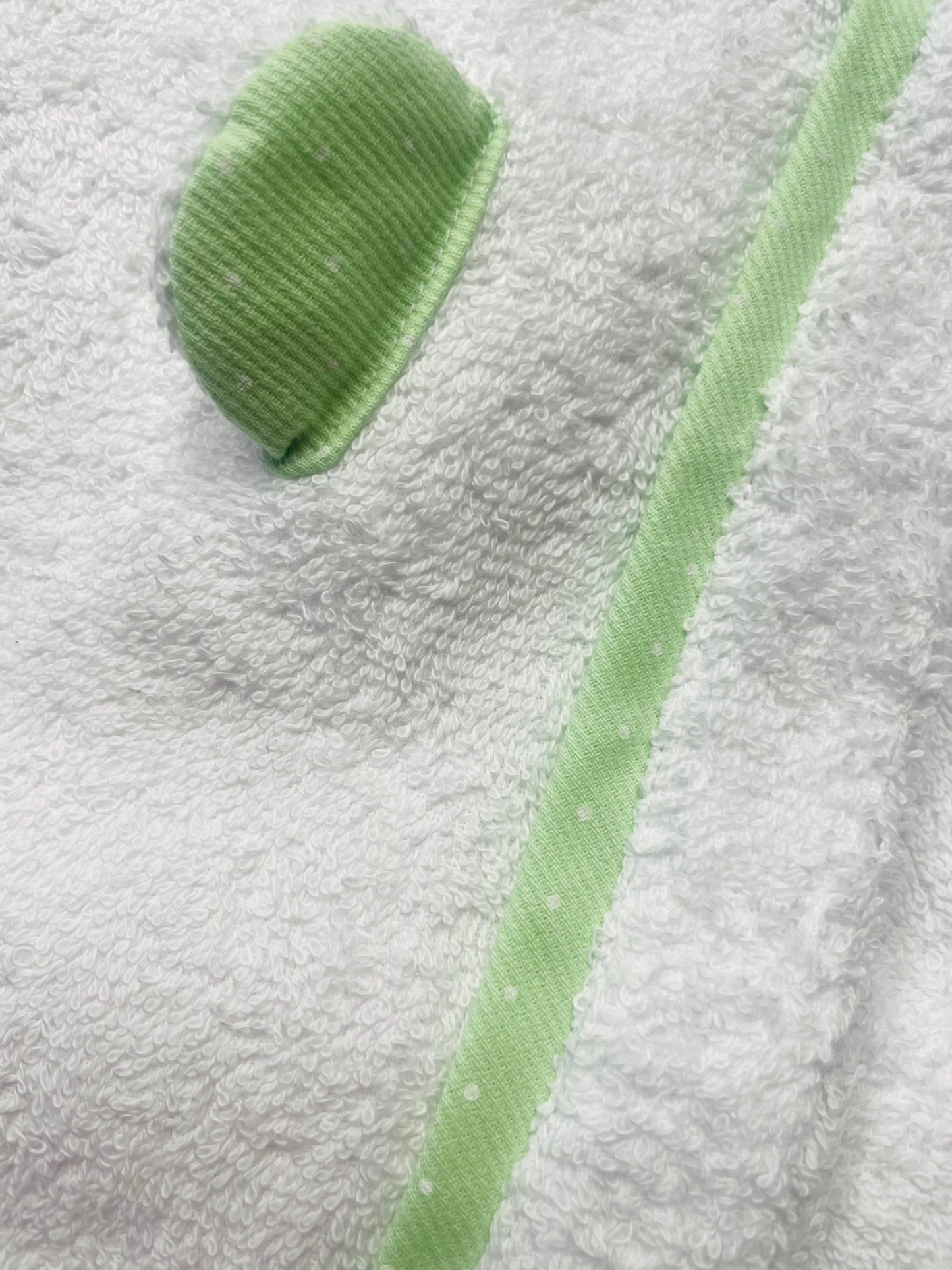 TOALLA OREJAS PUNTITOS VERDE