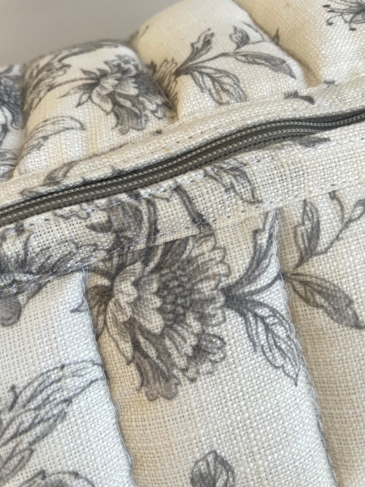 ESTUCHE-COSMETIQUERO FLOR GRIS