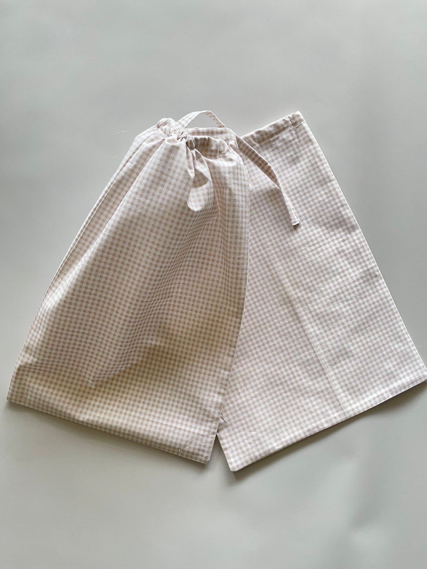 PAR BOLSAS GÉNERO CUADROS BEIGE