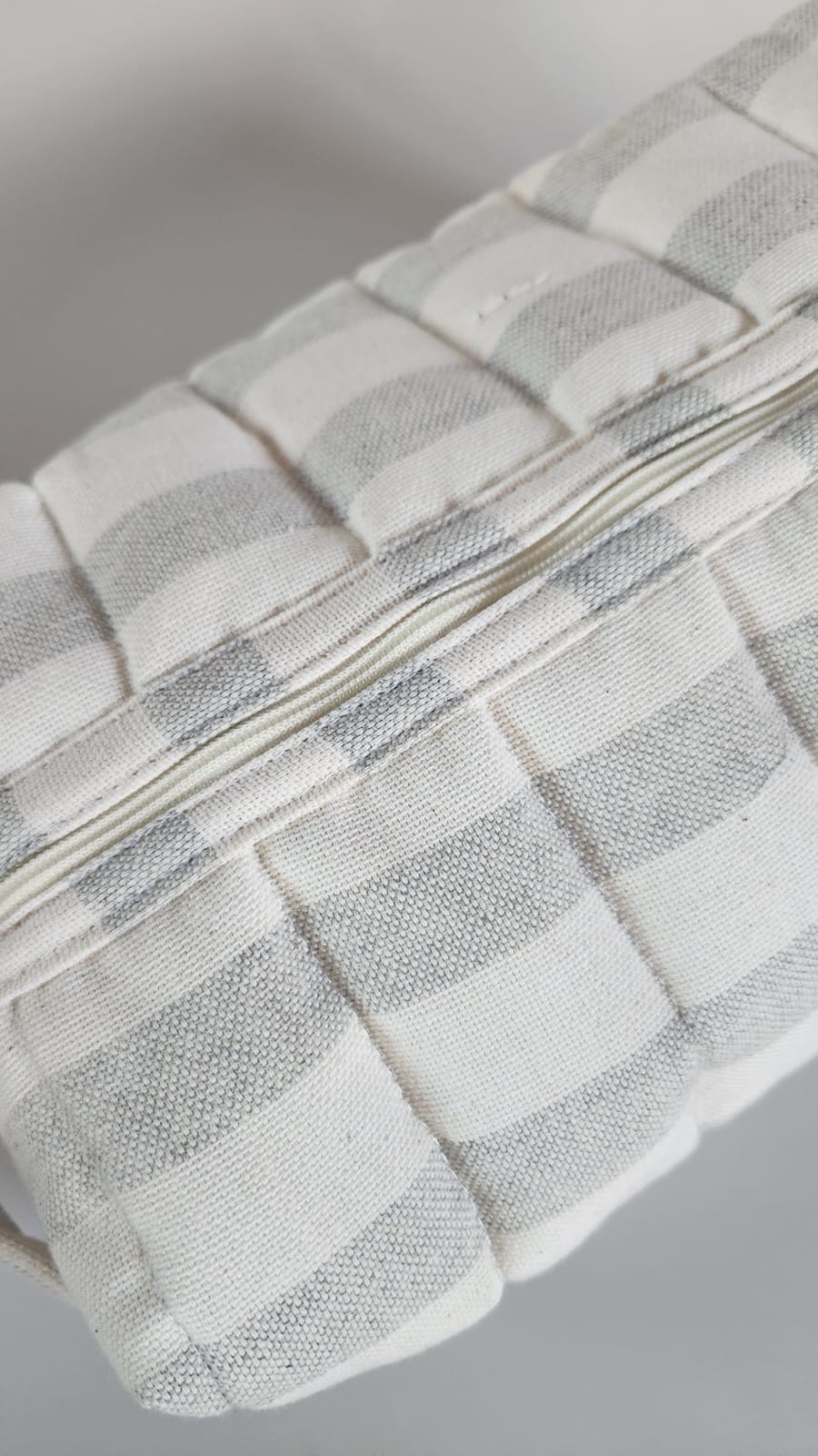 ESTUCHE-COSMETIQUERO RAYAS GRIS CLARO