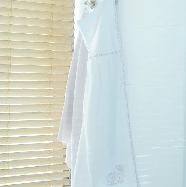 CONJUNTO CAPUCHA + TOALLA MUDADOR FLOR ROJA