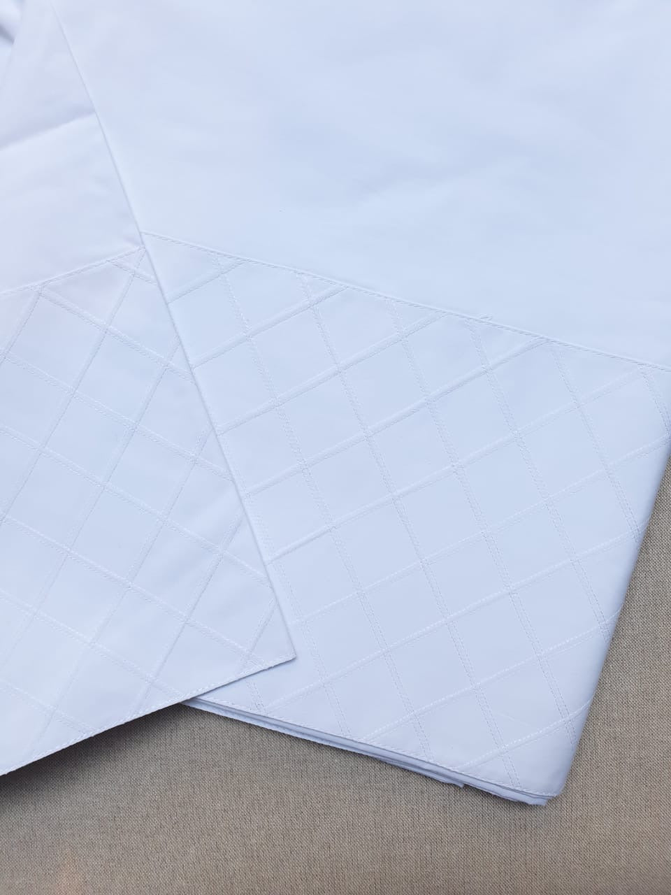 JUEGO DE SÁBANAS ROMBOS BLANCAS
