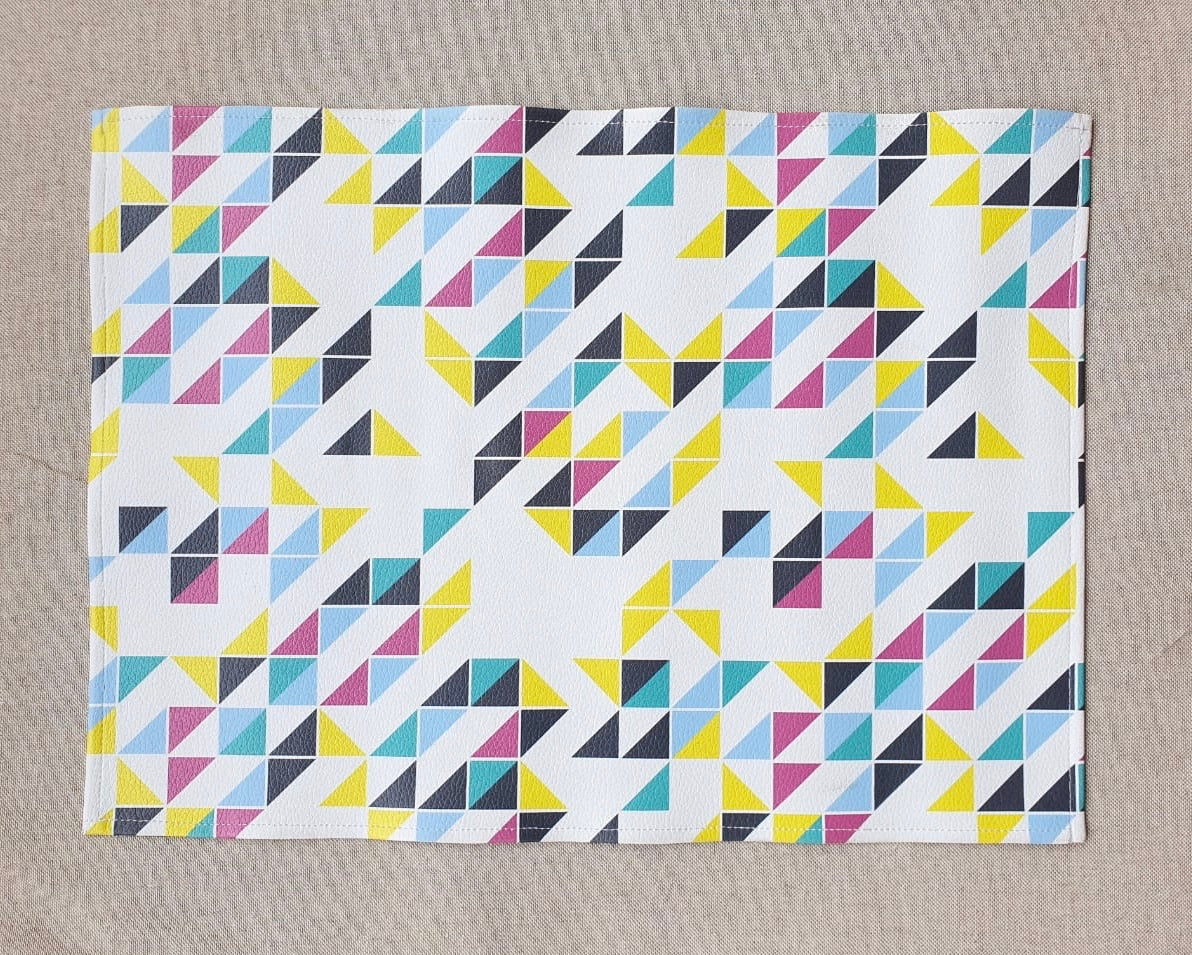 SET 4 INDIVIDUALES CUERINA TRIÁNGULOS