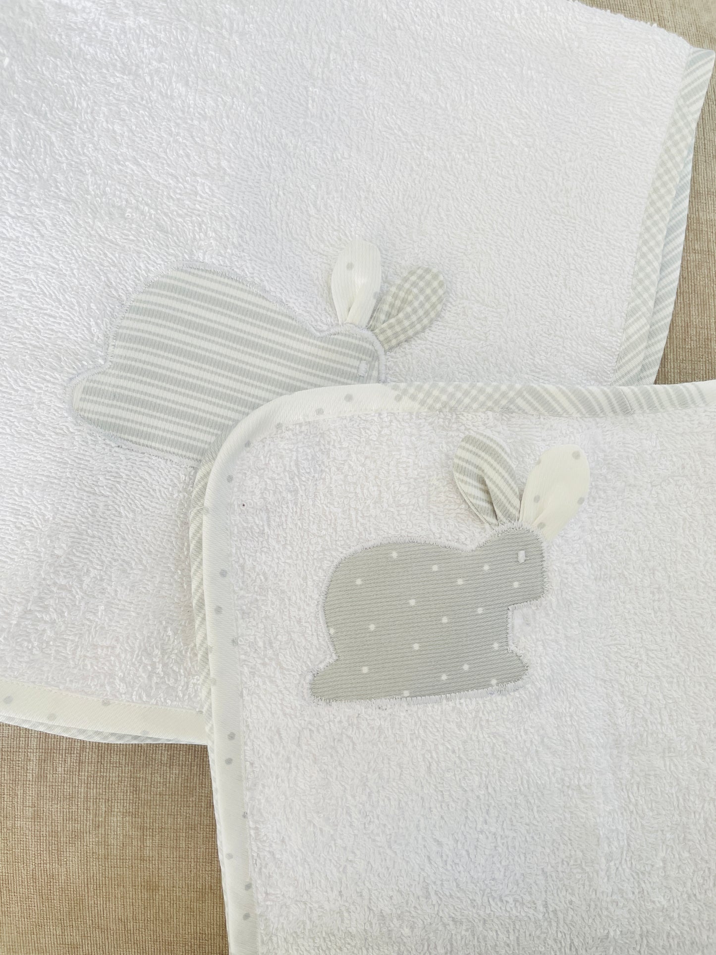 CONJUNTO CAPUCHA + TOALLA MUDADOR PATCHWORD GRIS