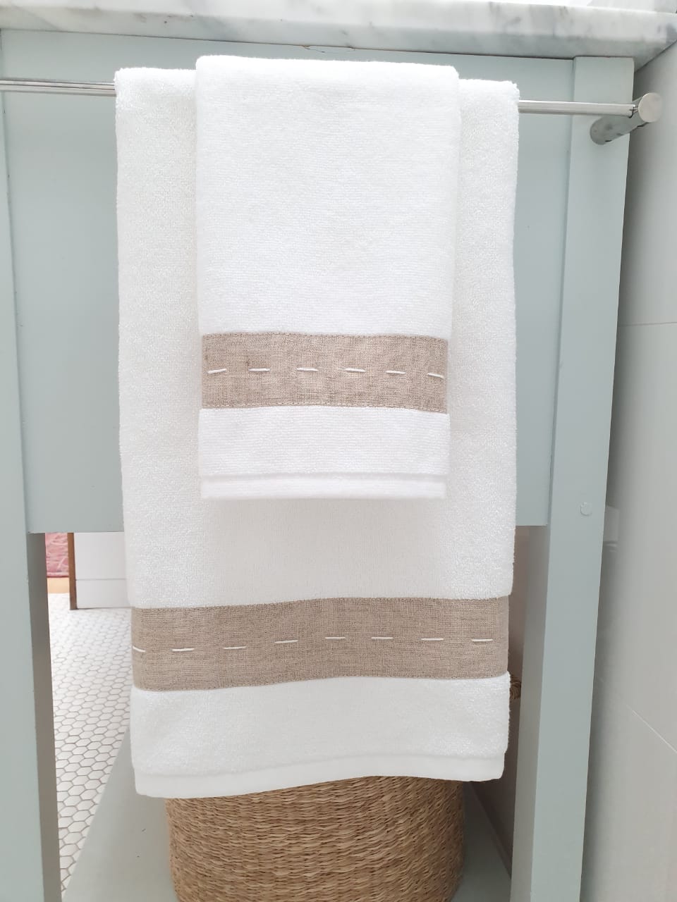 CONJUNTO TOALLA MANO-VISITA PESPUNTE A MANO BEIGE