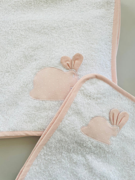 CONJUNTO CAPUCHA + TOALLA MUDADOR PUNTITOS ROSA