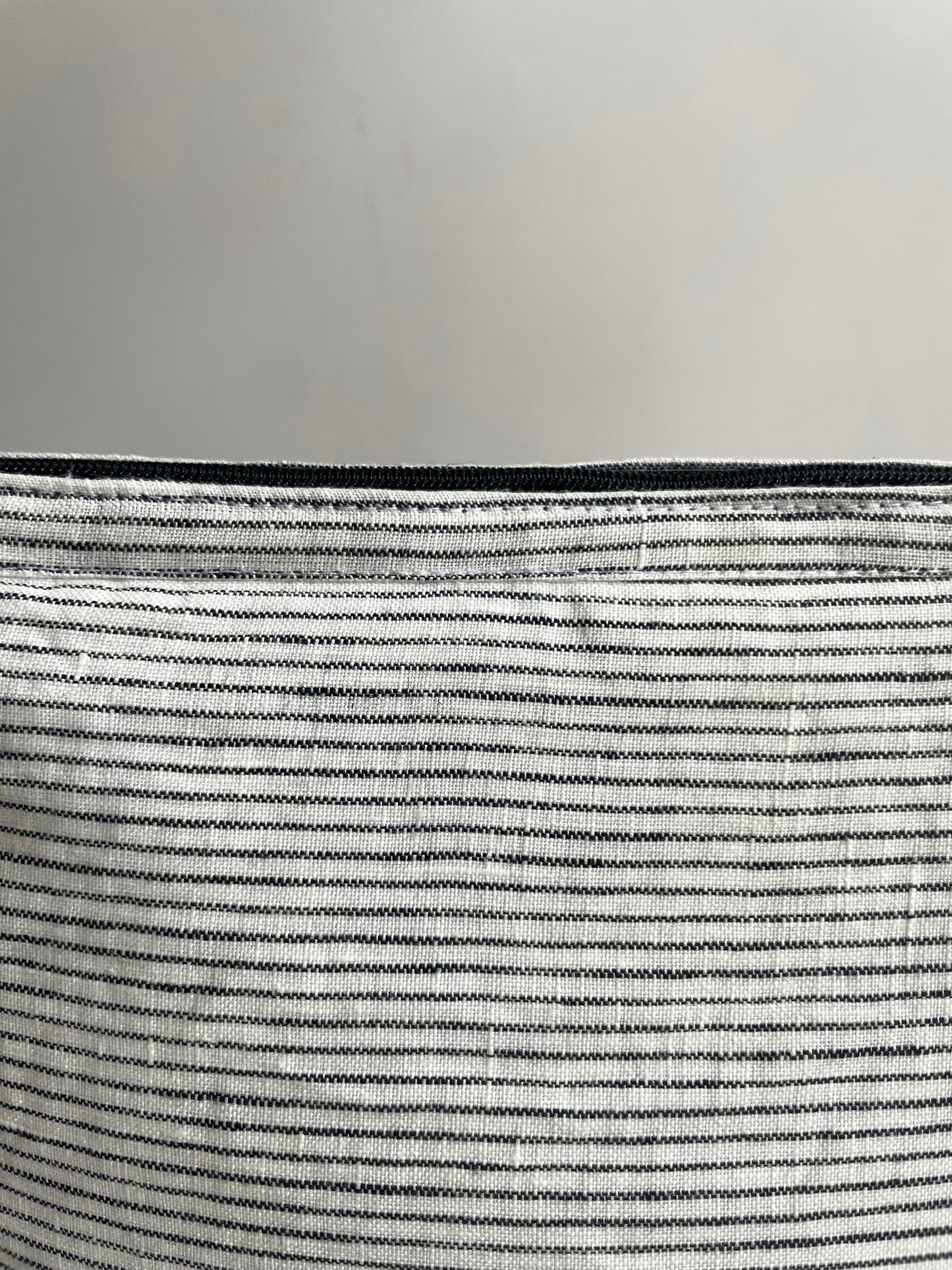 ESTUCHE-COSMETIQUERO RAYAS NEGRA