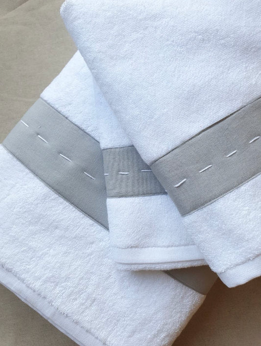 JUEGO DE TOALLAS PESPUNTE A MANO GRIS