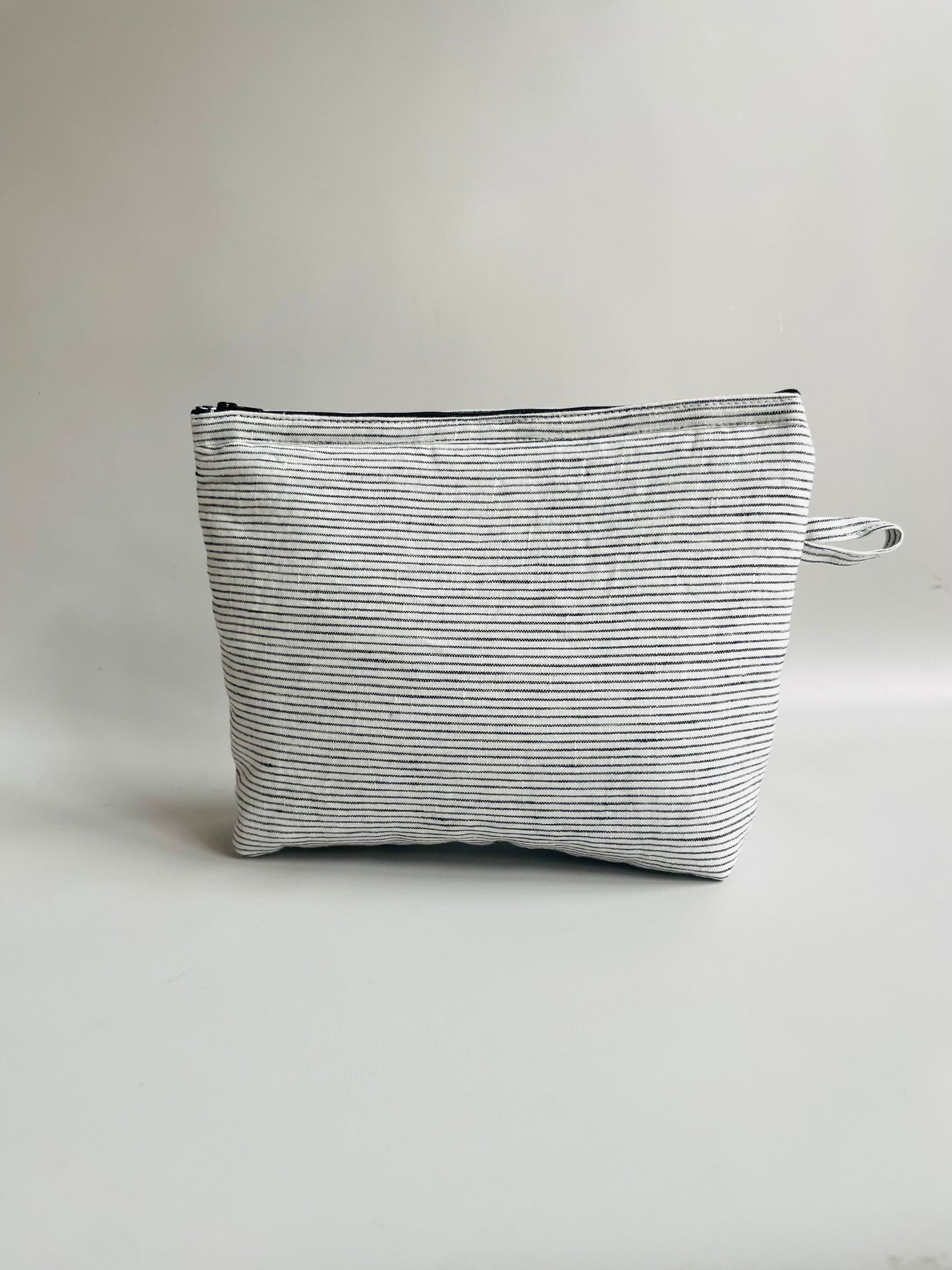 ESTUCHE-COSMETIQUERO RAYAS NEGRA