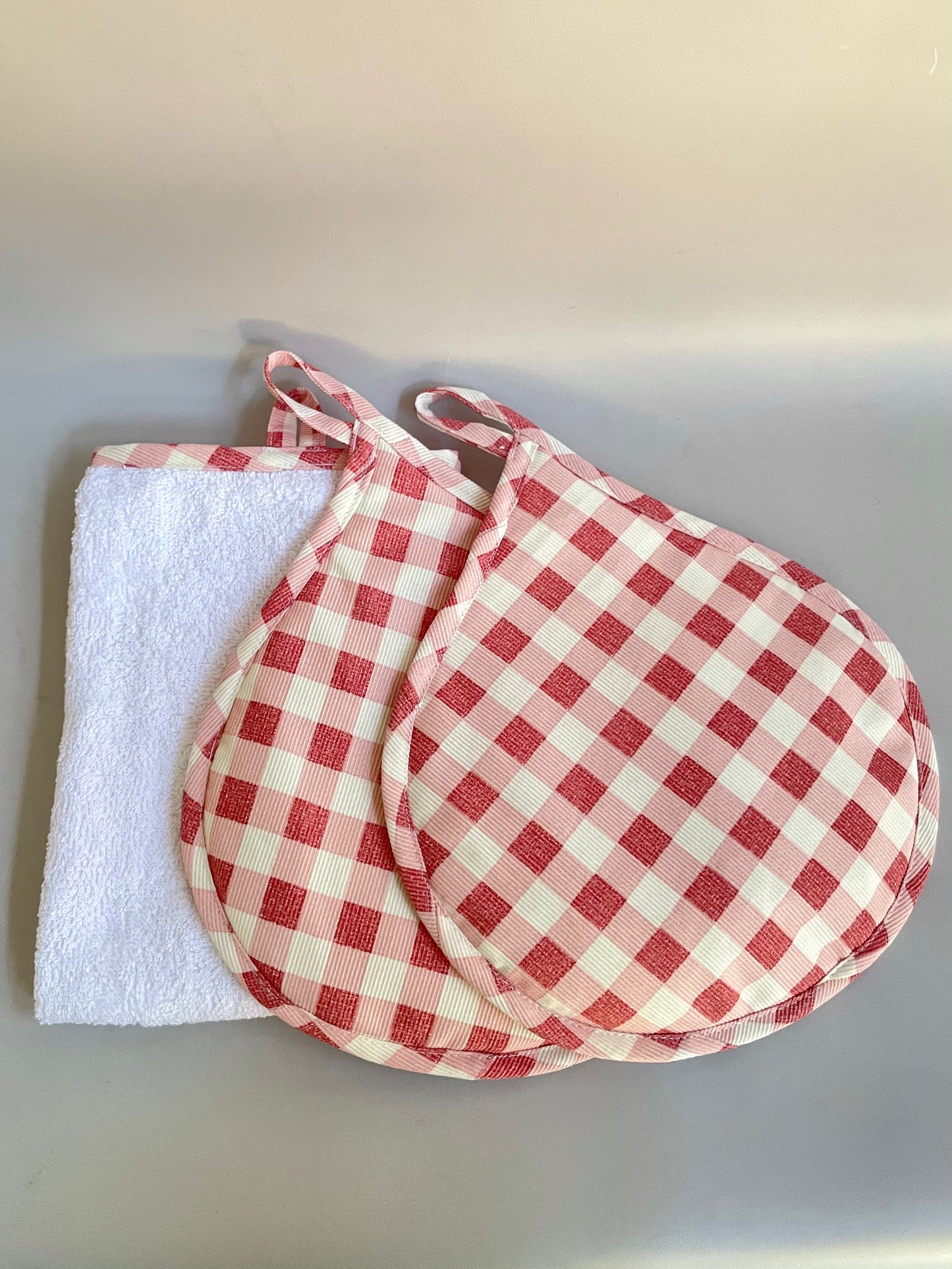 SET PAÑO DE COCINA CON TOMA OLLAS CUADROS ROJO