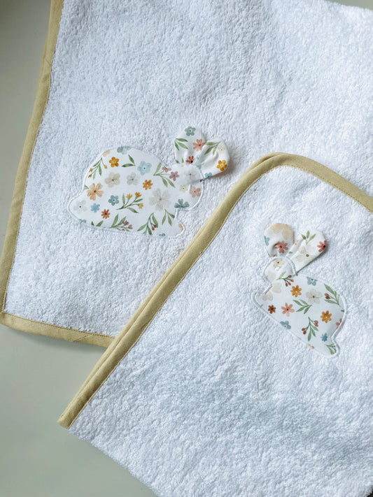 CONJUNTO CAPUCHA + TOALLA MUDADOR BEIGE FLOR