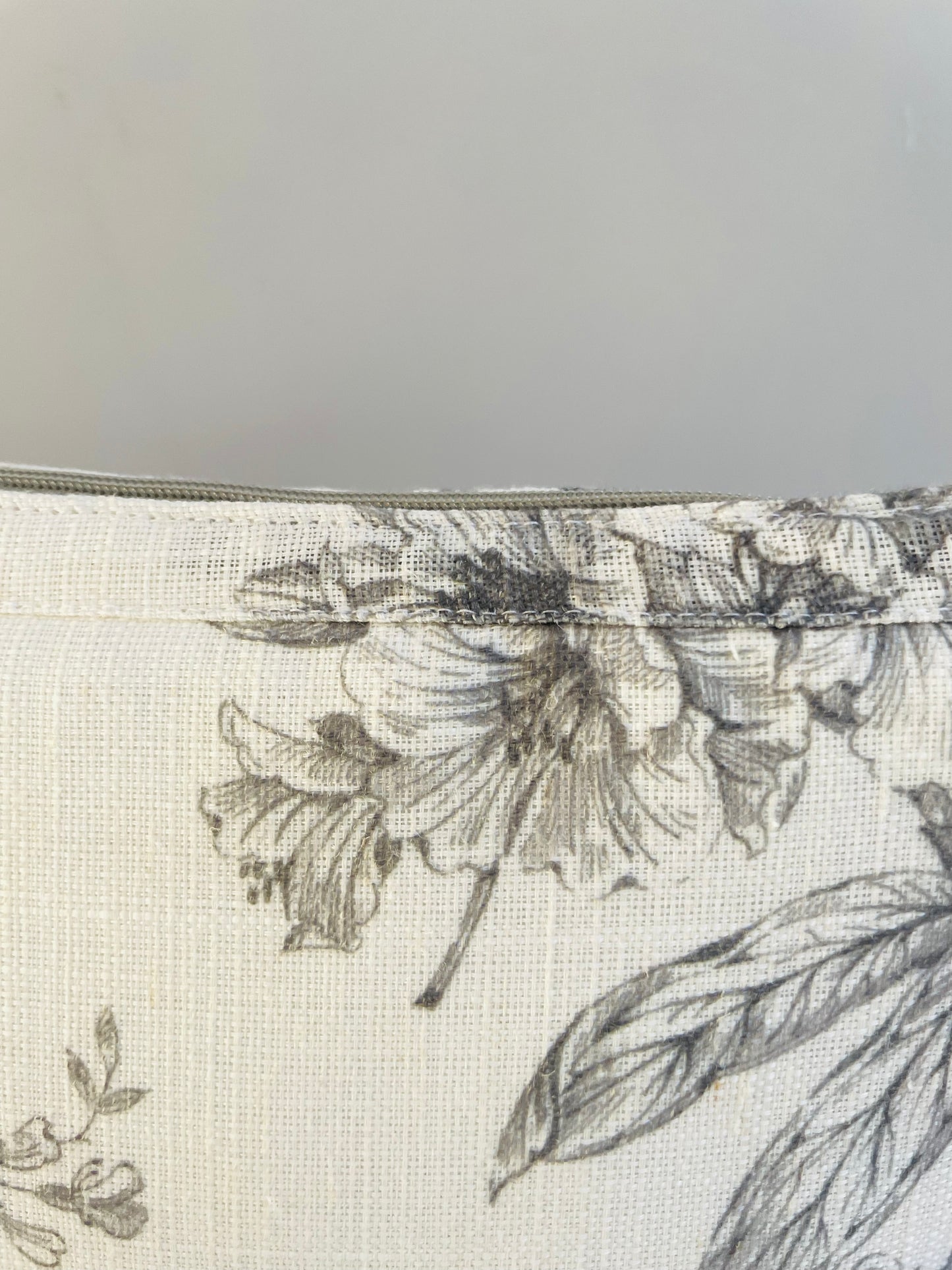 ESTUCHE-COSMETIQUERO FLOR GRIS