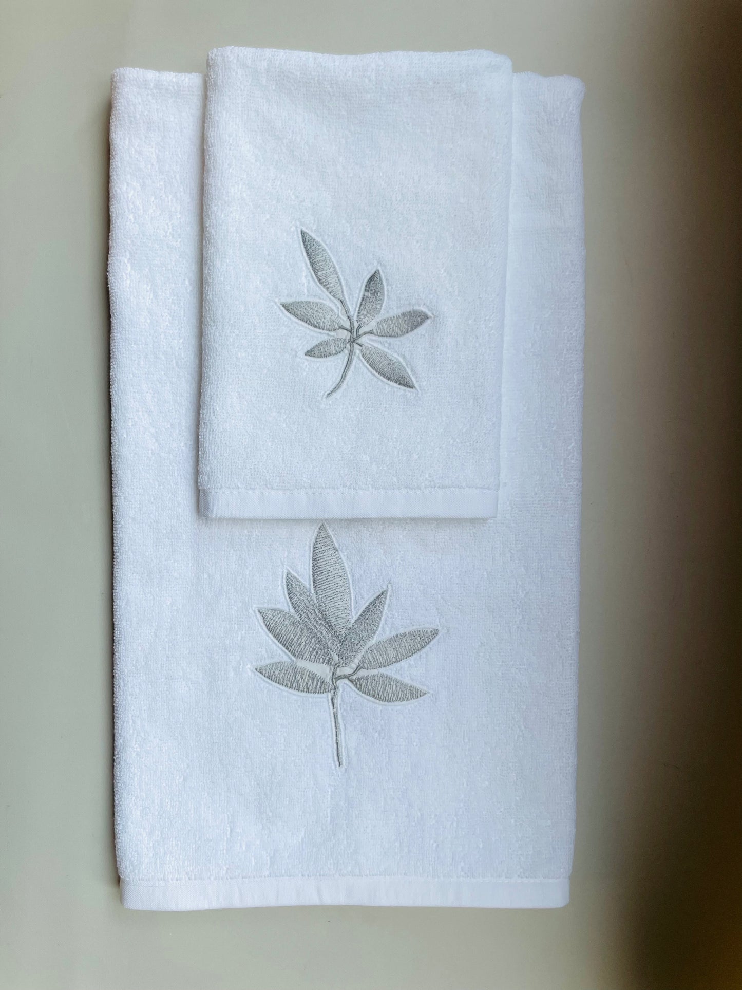 CONJUNTO TOALLA MANO-VISITA HOJA GRIS