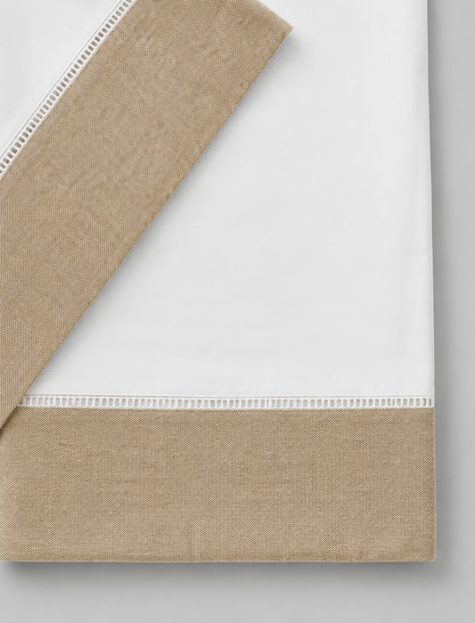 JUEGO DE SÁBANAS PUÑO BEIGE + DESHILADO