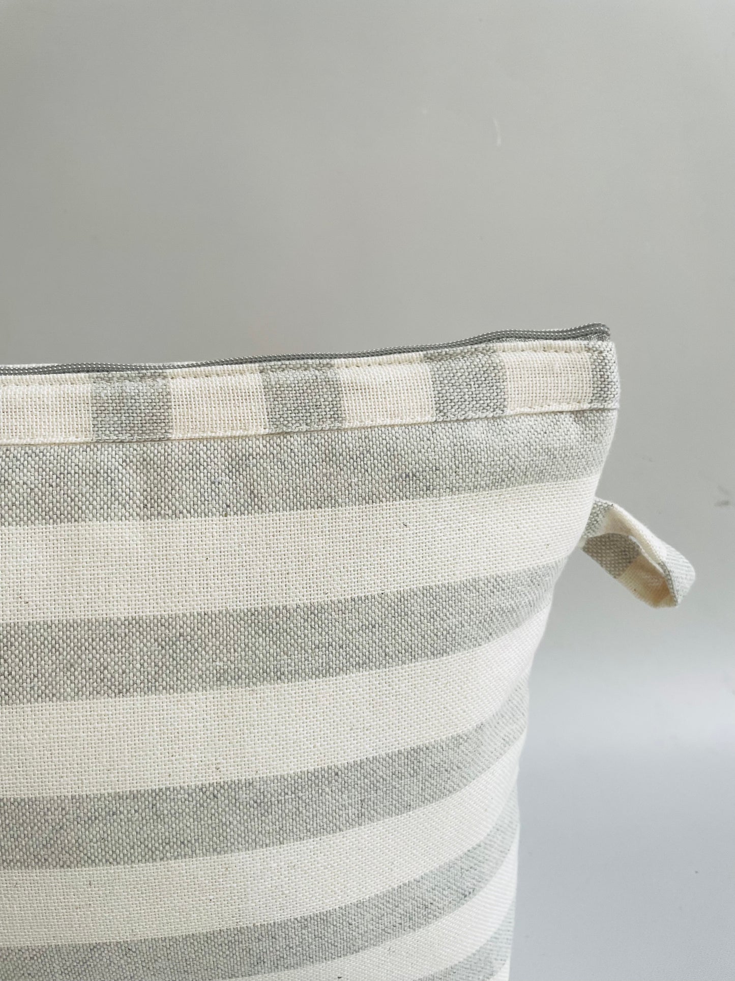 ESTUCHE-COSMETIQUERO GRIS CRUDO