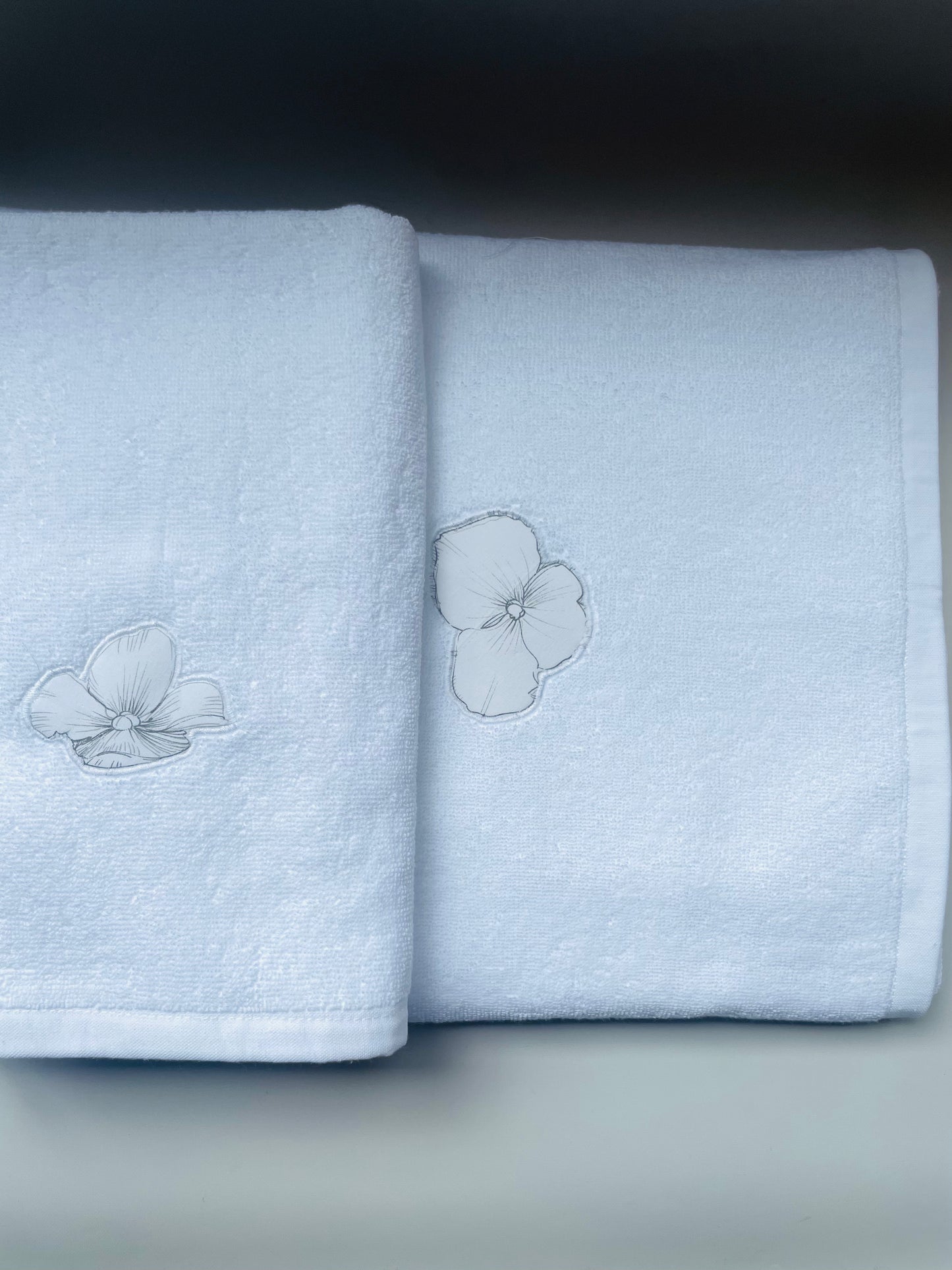 JUEGO DE TOALLAS FLOR GRIS