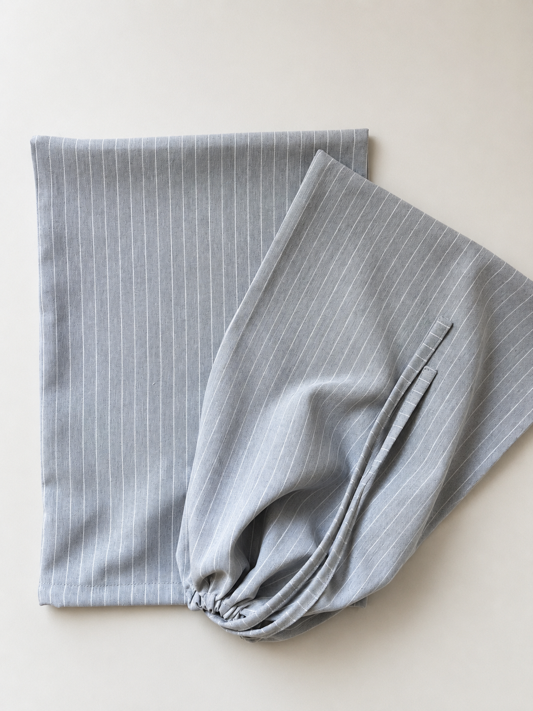 PAR BOLSAS GÉNERO RAYITAS GRIS