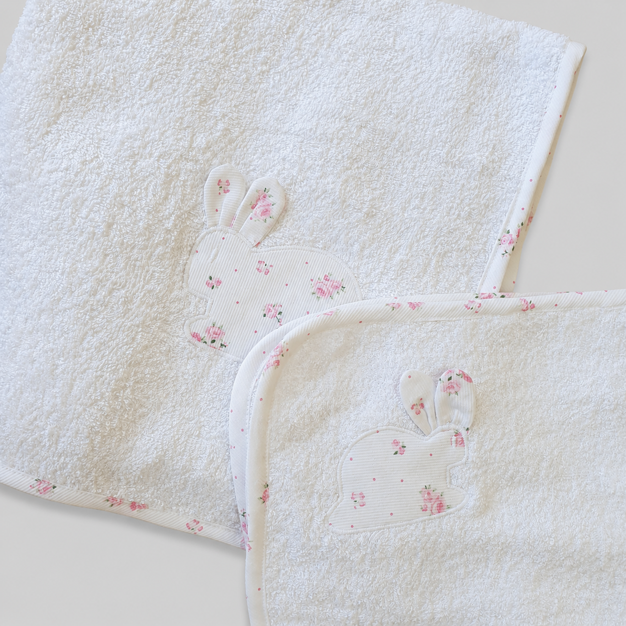 CONJUNTO CAPUCHA + TOALLA MUDADOR FLOR TRIO