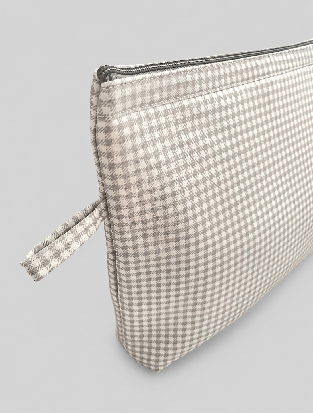 ESTUCHE-COSMETIQUERO CUADROS GRIS